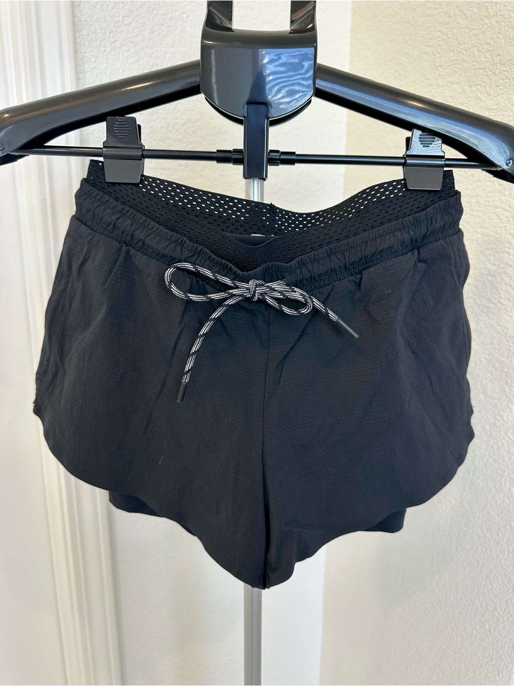 EUC Womens Athleta Crest 2 in 1 Shortie Black size 0